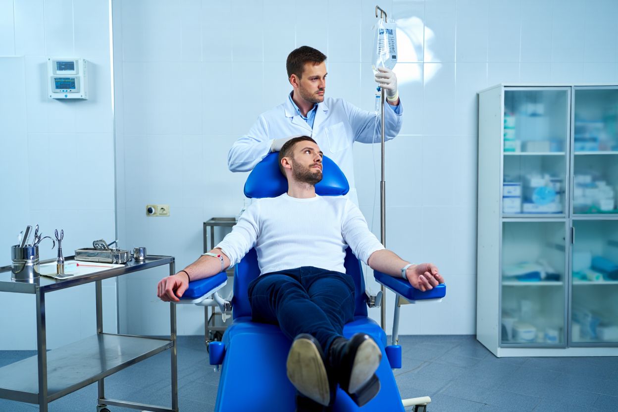 Врач ставит капельницу больному