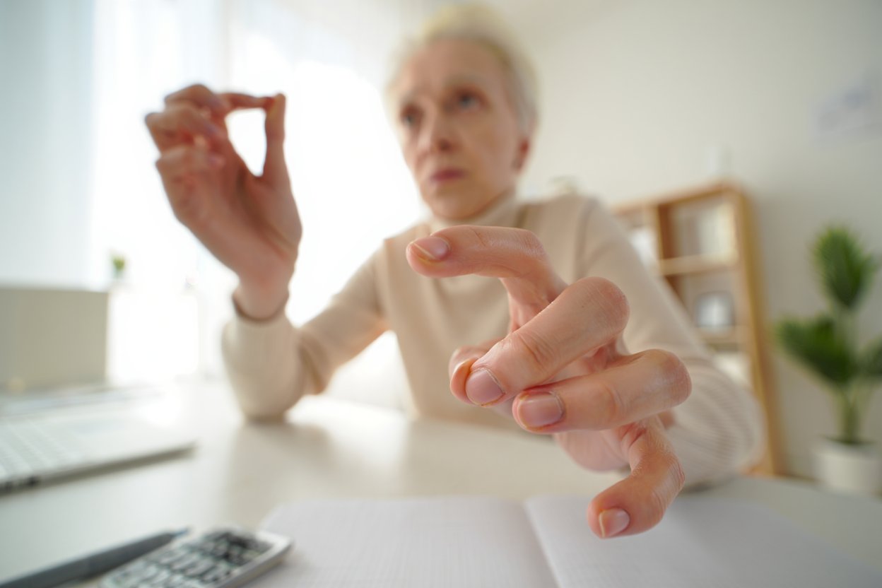 Девушка сжимает пальцы